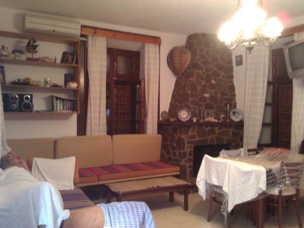 Lela Kaptani Eftalou Olive Grove Mithymna Rum bild